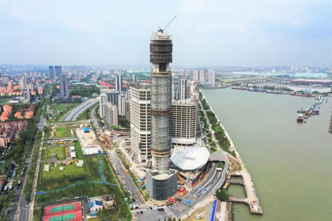 【钢结构·工程】上海长滩180米“金箍棒”观光塔的44米高钢结构整体提升(图1)