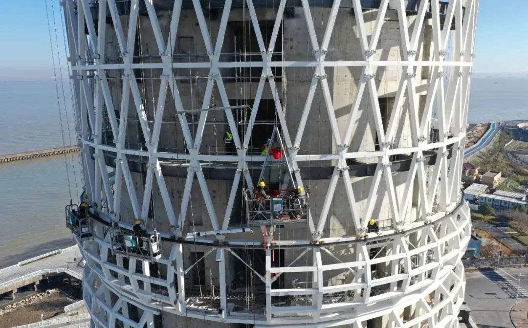 【钢结构·工程】上海长滩180米“金箍棒”观光塔的44米高钢结构整体提升(图8)