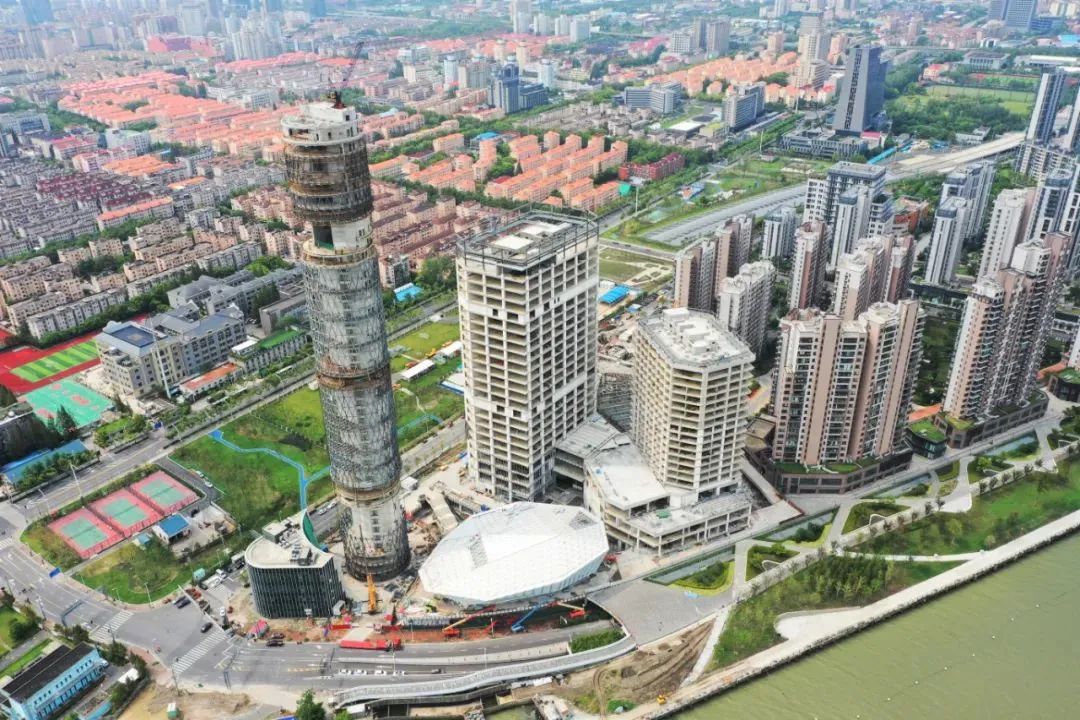 【钢结构·工程】上海长滩180米“金箍棒”观光塔的44米高钢结构整体提升(图7)