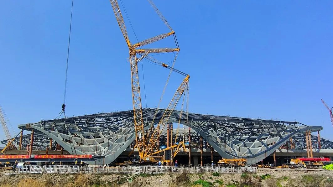 破茧成蝶！台州机场项目钢结构工程全面封顶(图1)