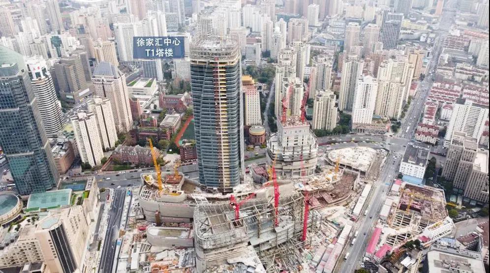 【行业案例】上海机施徐家汇中心T1塔楼完成塔冠钢结构施工！(图1)