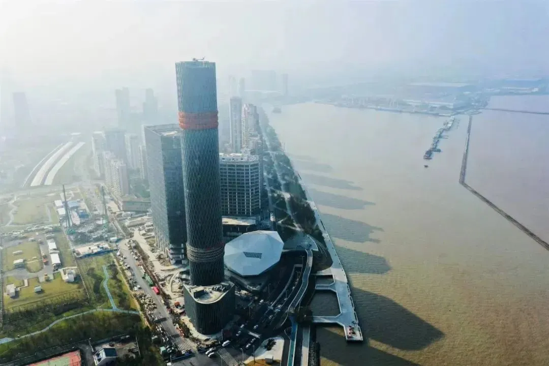 【钢结构·工程】上海长滩180米“金箍棒”观光塔的44米高钢结构整体提升(图4) 1-22111G03K3C9.jpg
