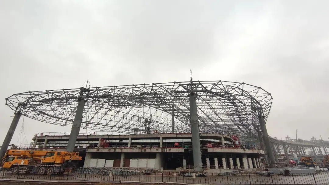【钢结构·资讯】上海宝冶重庆江北机场T3B航站楼指廊屋面钢结构顺利封顶(图1) 图片