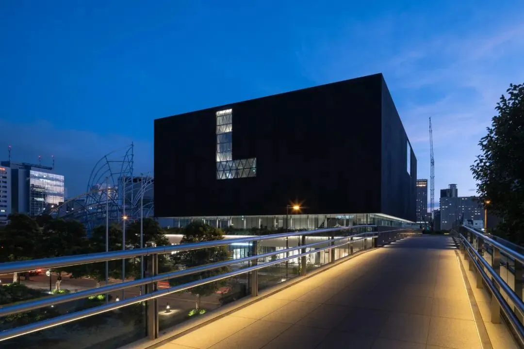 【钢结构·设计】“黑盒子”体量,“漂浮”的钢结构美术馆建筑(图6) 图片