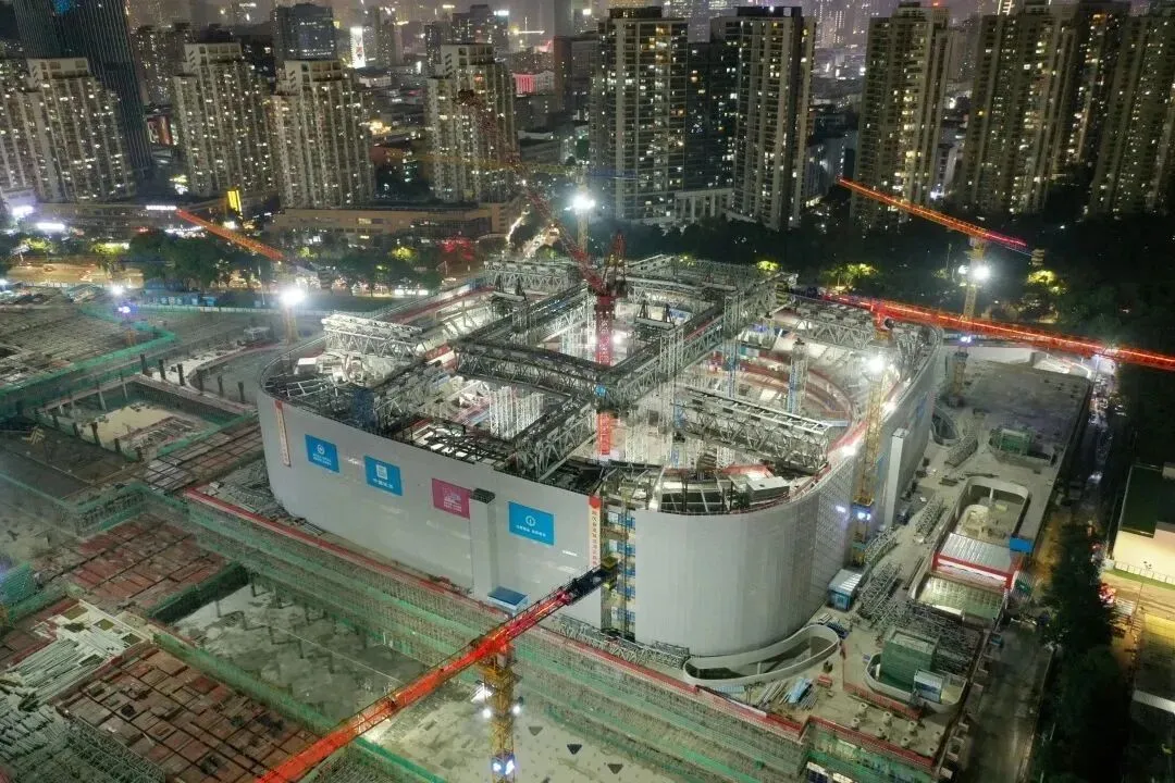 【钢结构·工程】1700吨口字型钢桁架,提升高度为32m——深圳市体育中心改造提升项目(一期)主体工程屋盖口字型主桁架顺利提升(图3) 图片