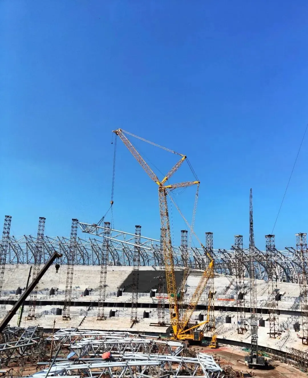 【钢结构·工程】悬挑39米钢桁架屋盖体育场合拢,江西赣州市全民健身中心一期项目钢结构顺利合拢(图3) 图片