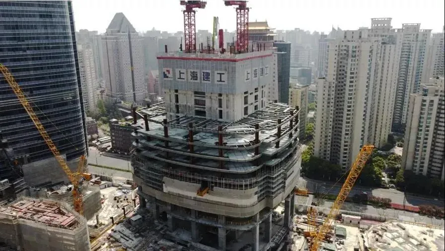 【行业案例】上海机施徐家汇中心T1塔楼完成塔冠钢结构施工!(图3) 1-21041511205U28.jpg