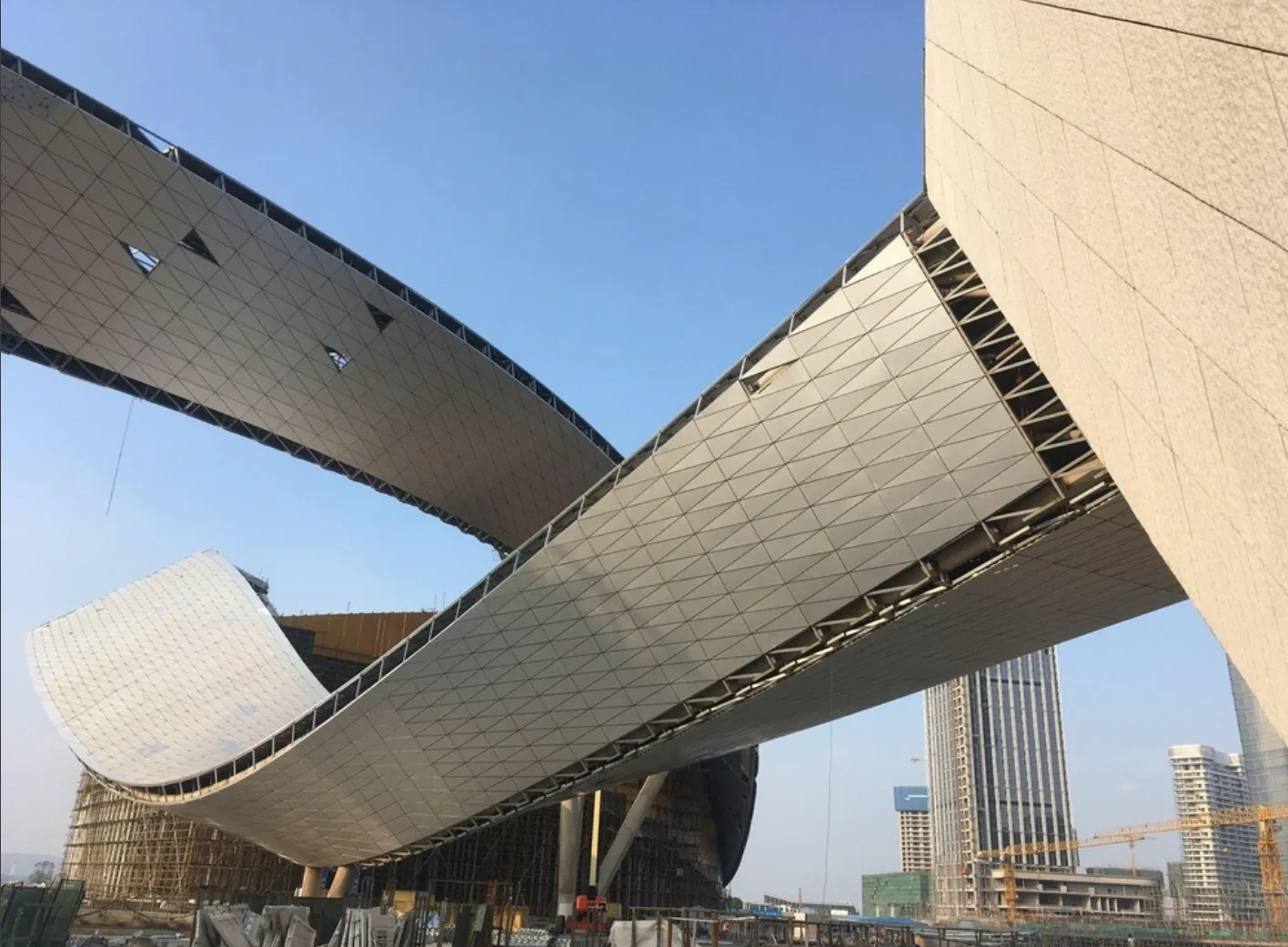 【MBE快讯】 巨型金属莫比乌斯环 凝固时空的金属建筑(图3) 【MBE快讯】 巨型金属莫比乌斯环 凝固时空的金属建筑(图3)